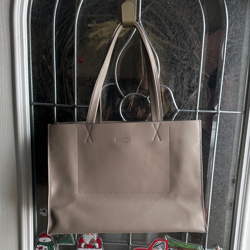 BANANA REPUBLIC New W/O Tags, Mint/Gorgeous Chic Beige Leather Tote Bag
